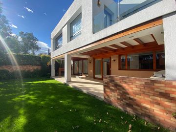 VENDO HERMOSA CASA EN CONJUNTO CUMBAYA (Sector Colegio Menor)