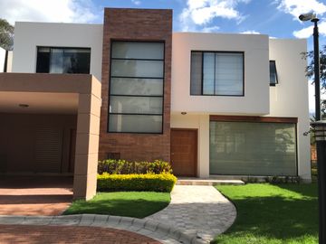 VENDO HERMOSA CASA EN CONJUNTO CUMBAYA (Sector Colegio Menor)