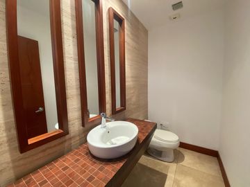 VENDO HERMOSA CASA EN CONJUNTO CUMBAYA (Sector Colegio Menor)