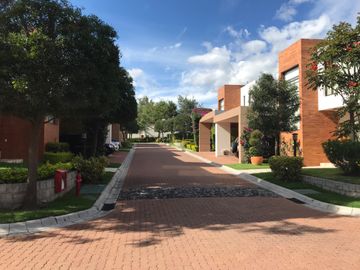 VENDO HERMOSA CASA EN CONJUNTO CUMBAYA (Sector Colegio Menor)