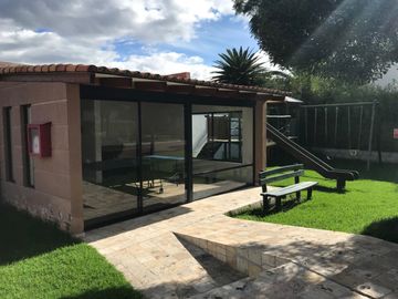 VENDO HERMOSA CASA EN CONJUNTO CUMBAYA (Sector Colegio Menor)