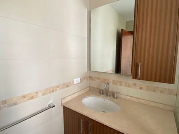 VENDO HERMOSA CASA EN CONJUNTO CUMBAYA (Sector Colegio Menor)