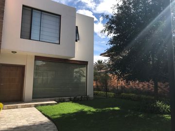 VENDO HERMOSA CASA EN CONJUNTO CUMBAYA (Sector Colegio Menor)