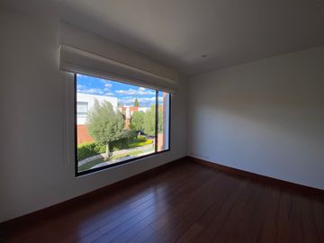 VENDO HERMOSA CASA EN CONJUNTO CUMBAYA (Sector Colegio Menor)