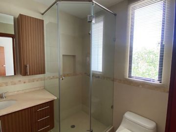 VENDO HERMOSA CASA EN CONJUNTO CUMBAYA (Sector Colegio Menor)