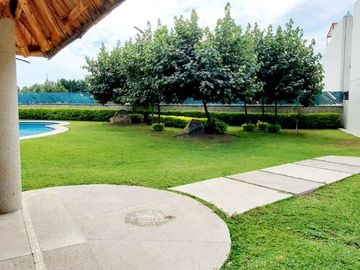VENTA DE CASA RESIDENCIAL CON ALBERCA Y ROOF GARDEN A 5 MIN DE OAXTEPEC