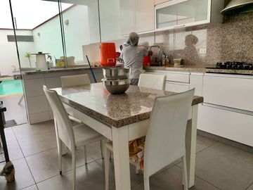 AMPLIA CASA CON PISCINA CERCA AL MAR 🏡💚
