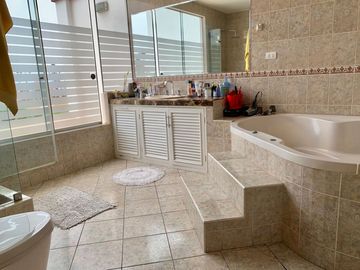 AMPLIA CASA CON PISCINA CERCA AL MAR 🏡💚