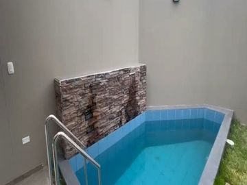 VENTA DE CASA EN ESTRENO DE TRES PISOS EN LA ENTRADA DE LA URB. MONTEBELLO