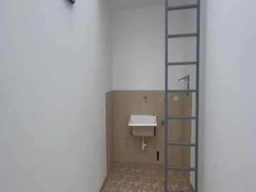 VENTA DE CASA EN ESTRENO DE TRES PISOS EN LA ENTRADA DE LA URB. MONTEBELLO