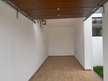 VENTA DE CASA EN ESTRENO DE TRES PISOS EN LA ENTRADA DE LA URB. MONTEBELLO