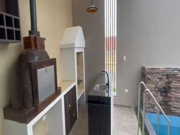 VENTA DE CASA EN ESTRENO DE TRES PISOS EN LA ENTRADA DE LA URB. MONTEBELLO