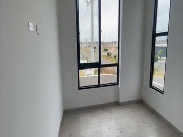 VENTA DE CASA EN ESTRENO DE TRES PISOS EN LA ENTRADA DE LA URB. MONTEBELLO