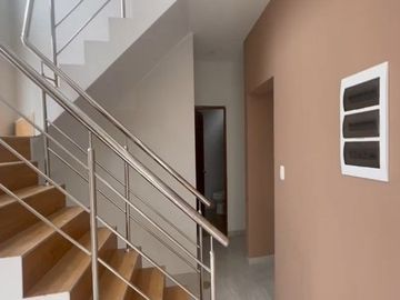 VENTA DE CASA EN ESTRENO DE TRES PISOS EN LA ENTRADA DE LA URB. MONTEBELLO