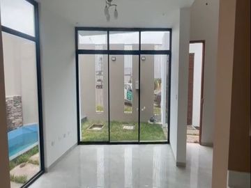 VENTA DE CASA EN ESTRENO DE TRES PISOS EN LA ENTRADA DE LA URB. MONTEBELLO