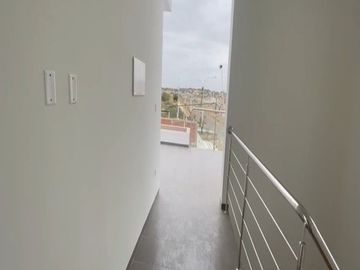VENTA DE CASA EN ESTRENO DE TRES PISOS EN LA ENTRADA DE LA URB. MONTEBELLO