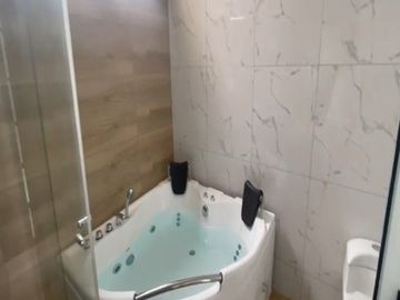 VENTA DE CASA EN ESTRENO DE TRES PISOS EN LA ENTRADA DE LA URB. MONTEBELLO