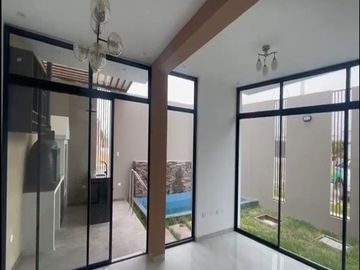 VENTA DE CASA EN ESTRENO DE TRES PISOS EN LA ENTRADA DE LA URB. MONTEBELLO