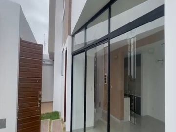 VENTA DE CASA EN ESTRENO DE TRES PISOS EN LA ENTRADA DE LA URB. MONTEBELLO