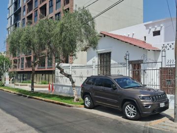 VENDO CASA CON PARAMETROS 7 PISOS ZONIFICACION CZ