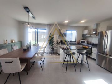 Últimas casas con cochera techada en El Mirador Querétaro incluyen Family Room en Planta Alta