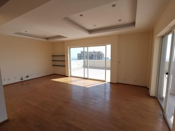 De OPORTUNIDAD para Remodelar - Penthouse en Palmetto 32, Bosque Real.