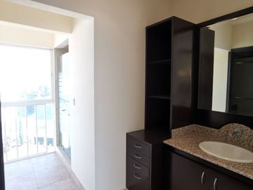 De OPORTUNIDAD para Remodelar - Penthouse en Palmetto 32, Bosque Real.