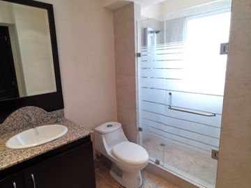 De OPORTUNIDAD para Remodelar - Penthouse en Palmetto 32, Bosque Real.