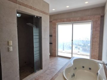 De OPORTUNIDAD para Remodelar - Penthouse en Palmetto 32, Bosque Real.