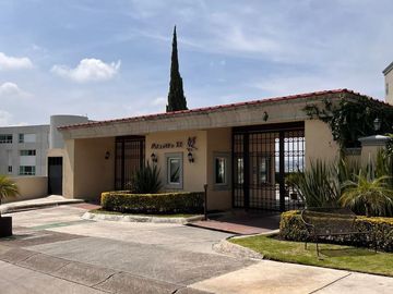 De OPORTUNIDAD para Remodelar - Penthouse en Palmetto 32, Bosque Real.