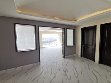 De OPORTUNIDAD para Remodelar - Penthouse en Palmetto 32, Bosque Real.