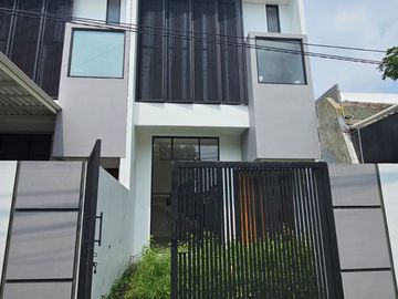 Rumah 2 lantai di Rungkut Asri Tengah Surabaya Siap Huni
