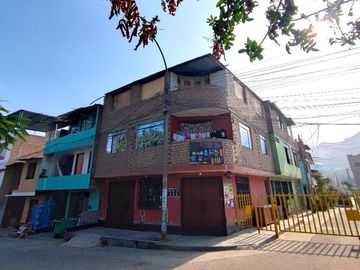 VENTA CASA 3 PISOS ESQUINA (A.T. 70 M2) ALT. PDRO 7 MARISCAL CACERES MOTUPE
