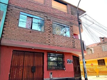 VENTA CASA 3 PISOS ESQUINA (A.T. 70 M2) ALT. PDRO 7 MARISCAL CACERES MOTUPE