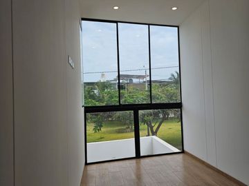 VENTA DE CASA DE TRES PISOS MIRAFLORES COUNTRY CLUB FRENTE A PARQUE