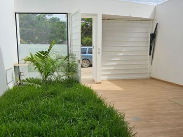 VENTA DE CASA DE TRES PISOS MIRAFLORES COUNTRY CLUB FRENTE A PARQUE