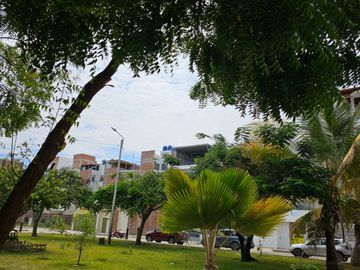 VENTA DE CASA DE TRES PISOS MIRAFLORES COUNTRY CLUB FRENTE A PARQUE