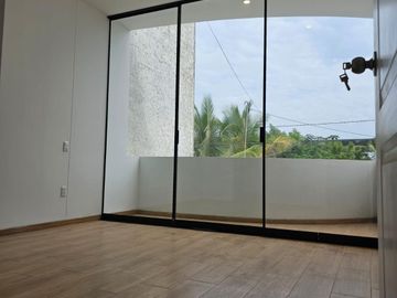 VENTA DE CASA DE TRES PISOS MIRAFLORES COUNTRY CLUB FRENTE A PARQUE
