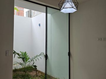 VENTA DE CASA DE TRES PISOS MIRAFLORES COUNTRY CLUB FRENTE A PARQUE