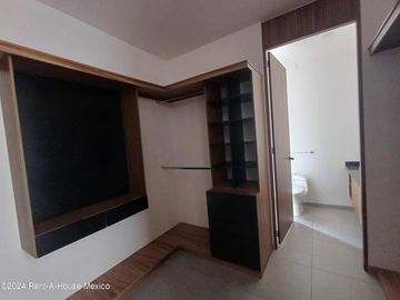 Casa de 3 recámaras con roof y cuarto de servicio en venta en Condado