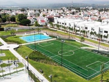 Casa de 3 recámaras con roof y cuarto de servicio en venta en Condado
