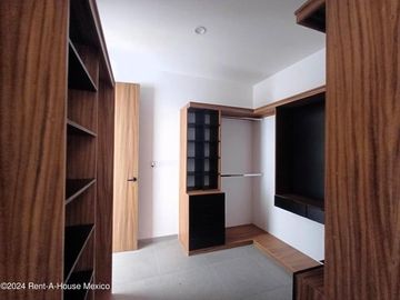 Casa de 3 recámaras con roof y cuarto de servicio en venta en Condado