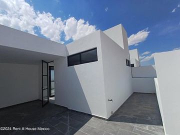Casa de 3 recámaras con roof y cuarto de servicio en venta en Condado
