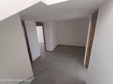 Casa de 3 recámaras con roof y cuarto de servicio en venta en Condado