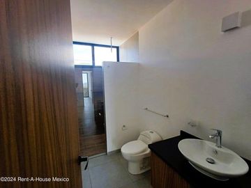 Casa de 3 recámaras con roof y cuarto de servicio en venta en Condado