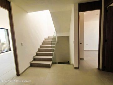 Casa de 3 recámaras con roof y cuarto de servicio en venta en Condado