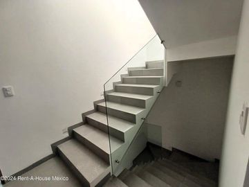 Casa de 3 recámaras con roof y cuarto de servicio en venta en Condado