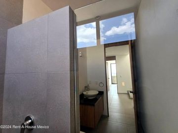Casa de 3 recámaras con roof y cuarto de servicio en venta en Condado
