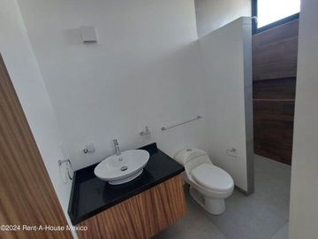 Casa de 3 recámaras con roof y cuarto de servicio en venta en Condado