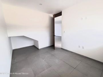 Casa de 3 recámaras con roof y cuarto de servicio en venta en Condado